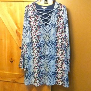 Dress with flared sleeves and criss-cross front